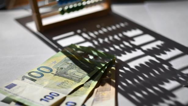 ++ THEMENBILD ++ GELD / GELDSCHEINE / MÜNZEN / EURO / FINANZEN / FINANZIEREN / SPAREN / AUSGEBEN / SCHULDEN / BUDGET / HAUSHALTSBUDGET