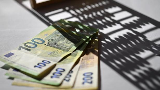 ++ THEMENBILD ++ GELD / GELDSCHEINE / MÜNZEN / EURO / FINANZEN / FINANZIEREN / SPAREN / AUSGEBEN / SCHULDEN / BUDGET / HAUSHALTSBUDGET