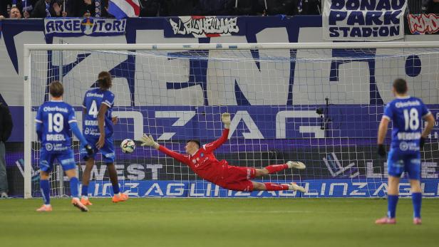 Der Linzer Tormann streckt sich vergeblich, der Ball landet zum 1:0 für die Austria im Tor.