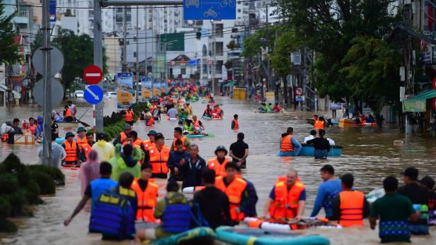 TOPSHOT-VIETNAM-WEATHER-ENVIRONMENT-FLOOD
