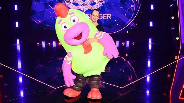 Natalia Wörner hinter Quietsch-Maske