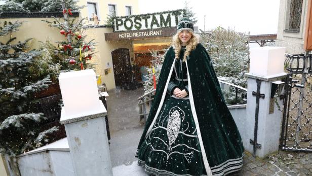 Junge Frau in Christkindl-Verkleidung vor dem Weihnachtspostamt in Steyr.