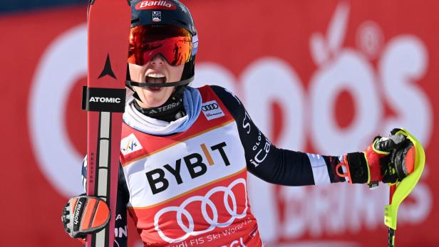 Mikaela Shiffrin jubelt über ihren Sieg in Hochgurgl.