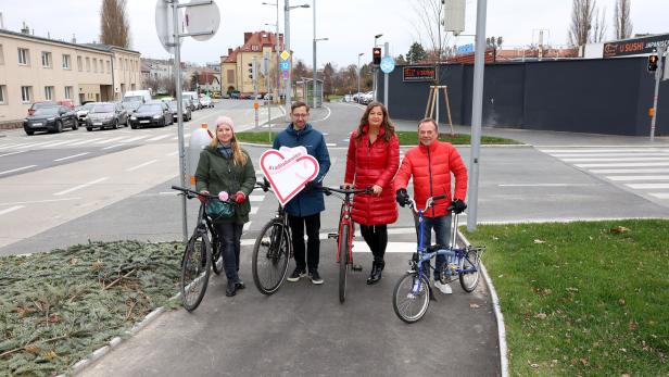 Probegeradelt: Pipal-Leixner, Blum, Sima und Bischof stehen mit Rad am Atzgersdorfer Platz.