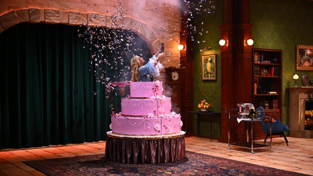 Live-Krimi-Dinner: Bill Kaulitz springt aus der Torte