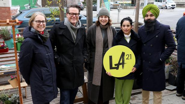 Stadtrat Czernohorszky mit einer Gruppe Penzinger auf der Straße.