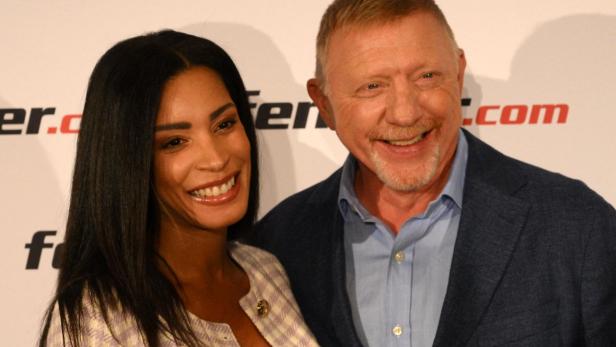 Boris Becker und Lilian de Carvalho Monteiro lächeln auf dem roten Teppich.