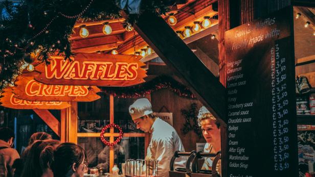 Weihnachtlicher Stand auf einem Weihnachtsmarkt
