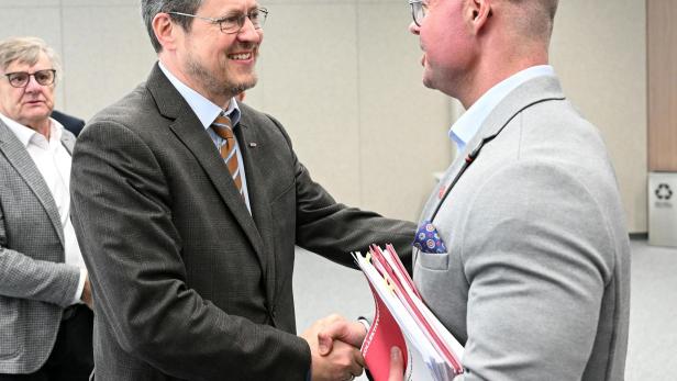 Handels-KV-Chefverhandler Trefelik (WKO) und Ferrari (GPA)