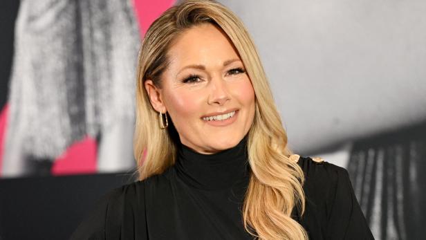 Nahaufnahme von Helene Fischer mit blonden, gewellten Haaren und schwarzem Oberteil.