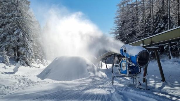 Schneekanone befeuert Skigebiet