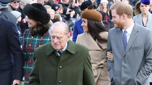 Prinz Harry und Herzogin Meghan bei einem Spaziergang mit der Royal Family.