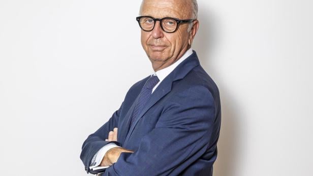 Mann in dunkelblauem Anzug