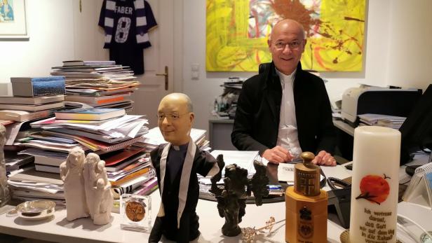 Dompfarrer Toni Faber in seinem Büro.