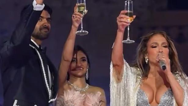 Netra Mantena, Vamsi Gadiraju und Jennifer Lopez stoßen bei der Hochzeitsfeier im Stadtpalast von Udaipur gemeinsam mit Sektgläsern an.