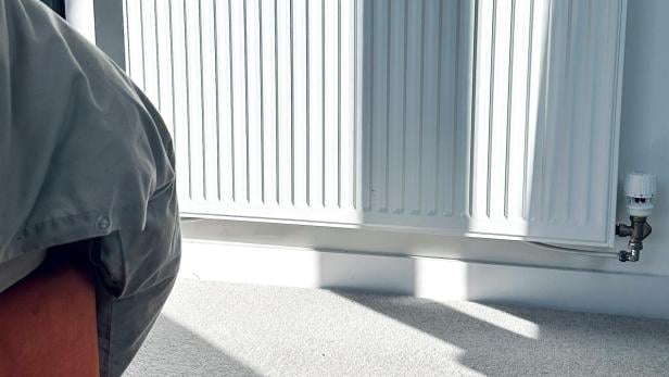 Weißer Heizkörper wird vom Sonnenlicht erhellt