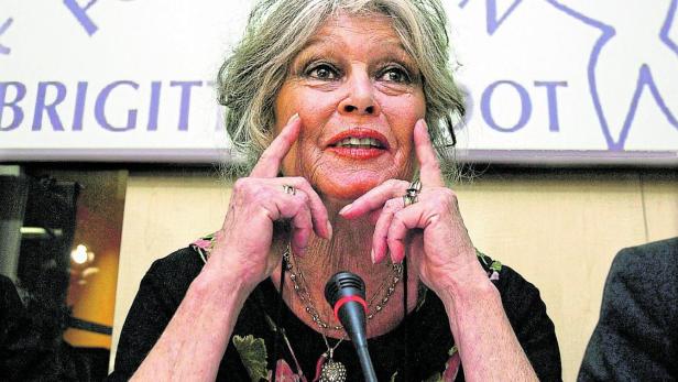 Brigitte Bardot spricht vor dem Hintergrund ihres Stiftungslogos.