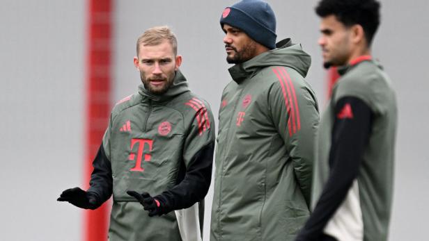 Letzte Besprechung: Konrad Laimer, Trainer Vincent Kompany und Luis  Díaz, der heute fehlt. 