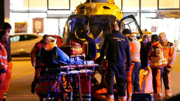 Einsatzkräften bringen eine Schwerverletzte in einen Rettungshubschrauber.ne Verletzte 