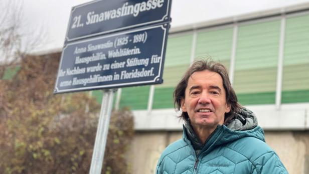 Hannes Neumayer vor der neuen Tafel in der Sinawastingasse