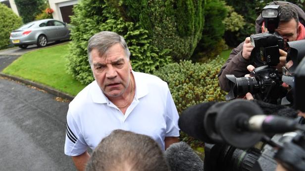 Sam Allardyce stellte sich vor seinem Haus in Bolton den Fragen der Journalisten.