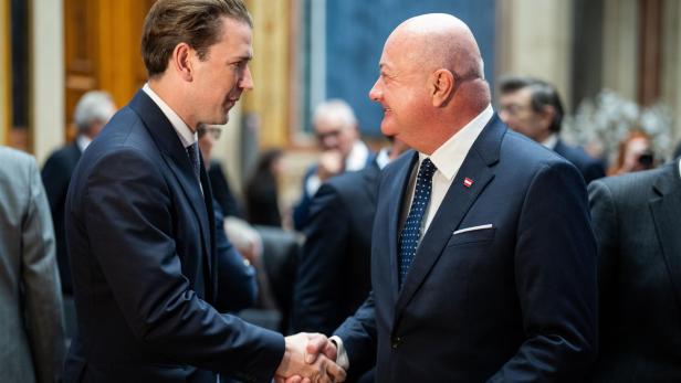 "Nicht angenehm": Kanzler Stocker meldet sich nach Rückenoperation zurück