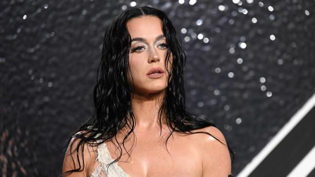 Katy Perry mit schwarzen Haaren bei einem Event