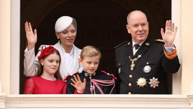 Albert II. von Monaco mit Familie winkt vom Balkon.