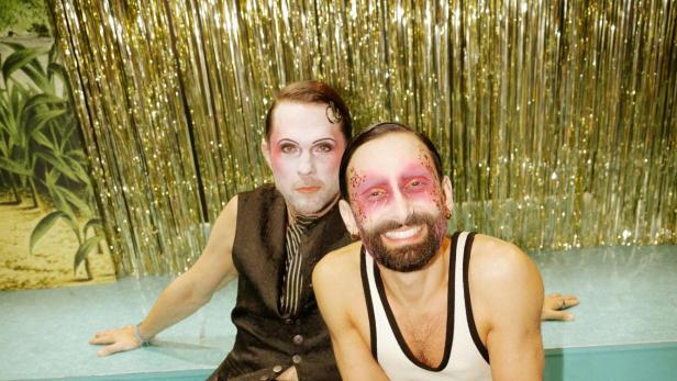 Zwei geschminkte Personen auf der Bühne