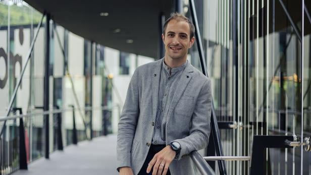 Andreas Lichtenwörther steht in einem gläsernen Gang im IMC Krems.