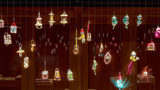 Kreativer Christbaumschmuck hängt im Wiener MAK an Faden: Figuren, Häuser, Instrumente