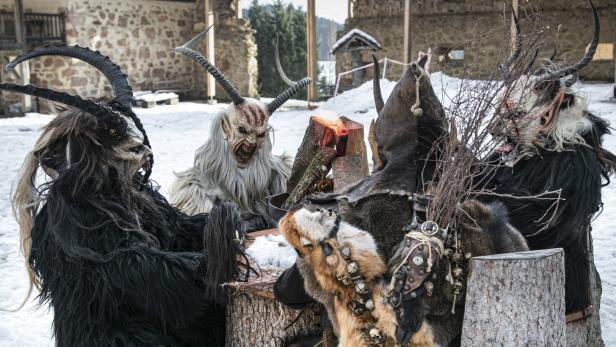 Mehrere Perchten und Krampusse