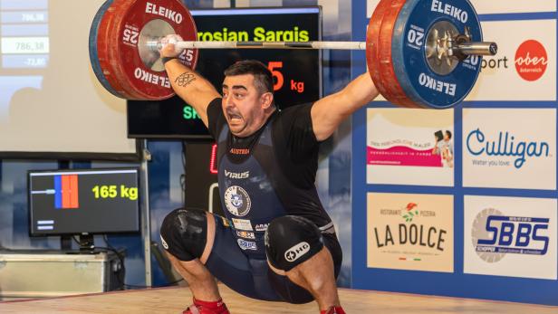 Ein Stemmer hebt eine Langhantel