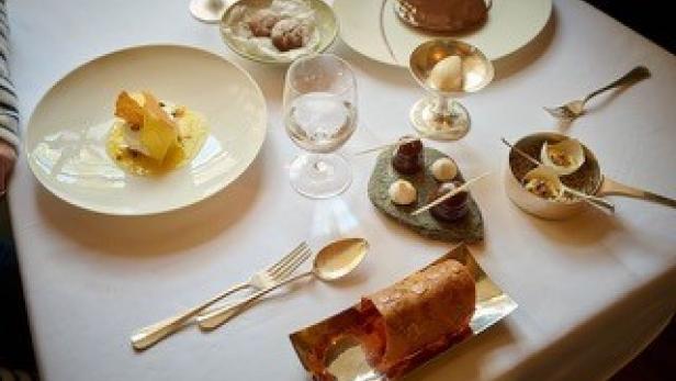 Gedeckter TZisch mit Speisen auf Tellern