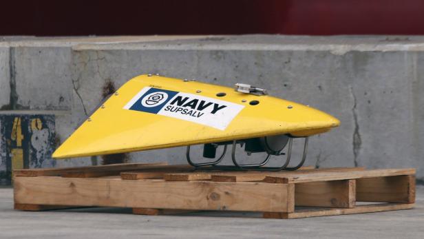 A U.S. Navy SUPSALV towed pinger locator is pictur