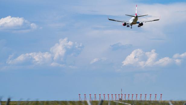 Ein Flugzeug im Landeanflug auf den Flughafen in Schwechat.