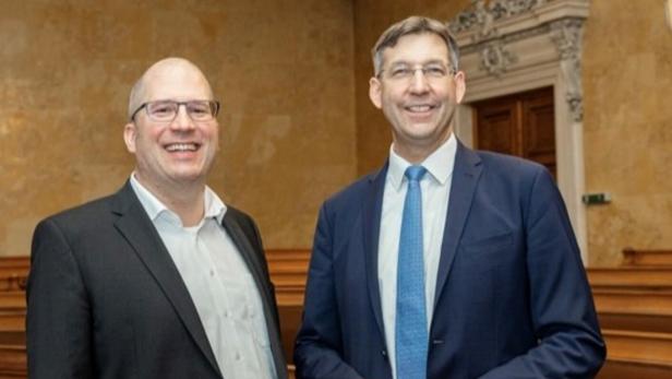 Zwei Politiker stehen nebeneinander