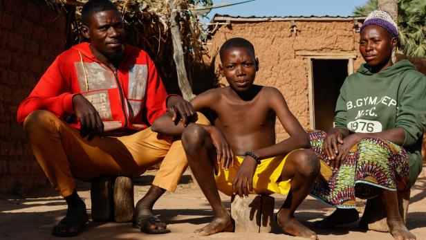 Nehemiah Matthew (im Bild mit seinen Elten), einer der über 300 entführten Schüler, ist entkommen.  