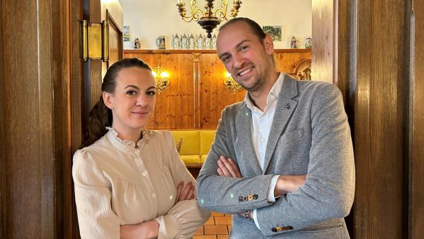 Janette und Alexander Civic stehen in ihrem Gasthaus Meixner. 