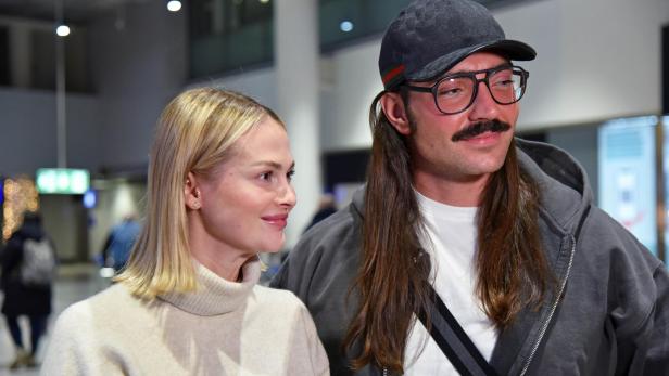 Fabio Knez und Darya Strelnikova stehen nebeneinander in einem öffentlichen Gebäude und blicken gemeinsam nach vorn.