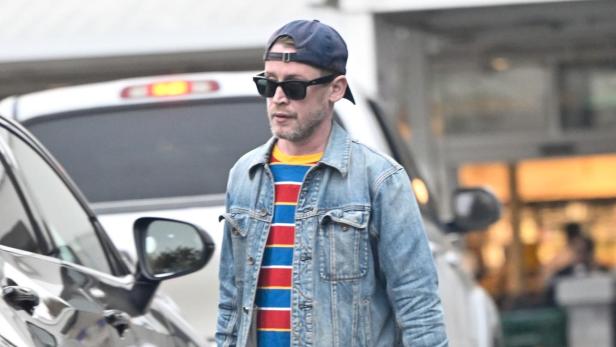 Macaulay Culkin in Straßenkleidung