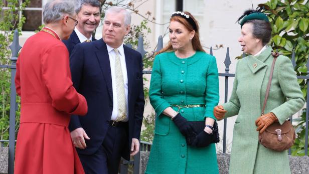 Andrew mit Sarah Ferguson und Prinzessin Anne festlich gekleidet