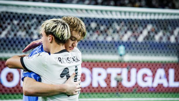 Torhüter Posch und Stürmer Frauscher umarmen sich