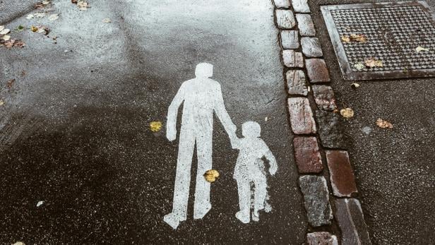 Bodenmarkierung Schutzweg, hier gehen Kinder