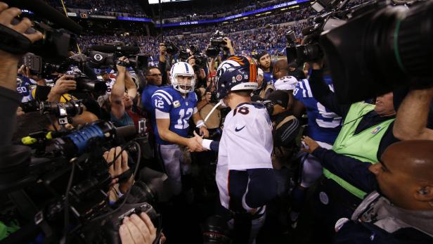 Die Quarterbacks Andrew Luck und Peyton Manning geben sich nach einem Footballspiel die Hand.