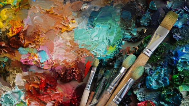 Bunte Malereipalette mit Pinseln