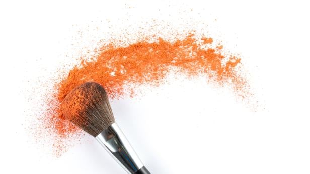 Ornger Puder der mit Pinsel verteitl wird