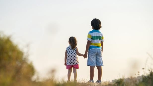 bub und Mädchen Händchenhaltend 