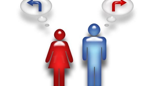 Weibliche und männliche Figur in rot und blau mit Gedankenpfeilen in unterschiedliche Richtungen