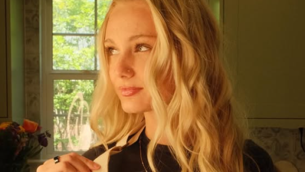 Tini Younger in einer Schürze